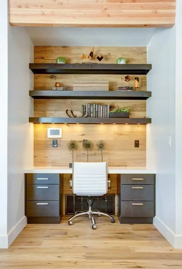 revestimento de madeira para home office planejado com prateleiras com iluminação embutida Foto Pinterest