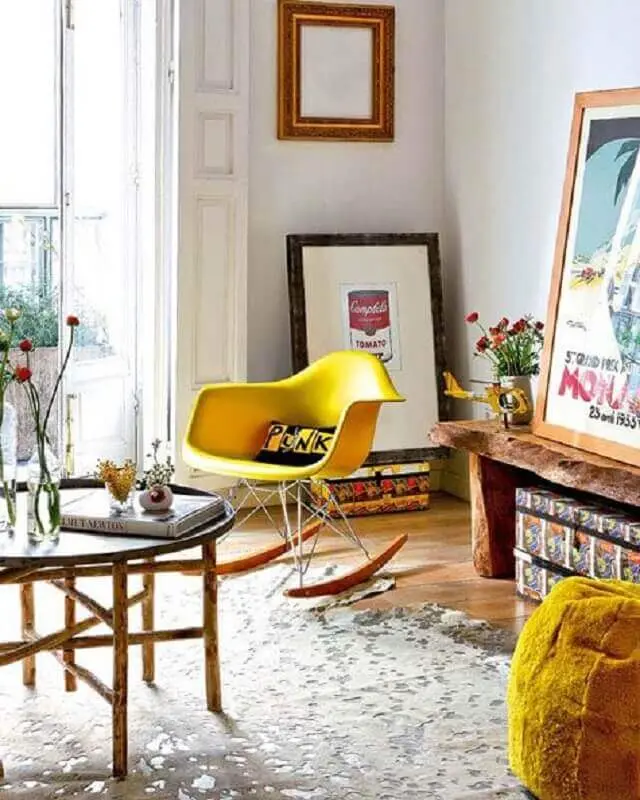sala decorada com cadeira de balanço na cor mostarda Foto pinterest