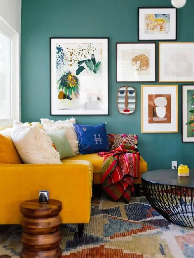 sala decorada com parede azul e sofá cor mostarda Foto Casa de Valentina