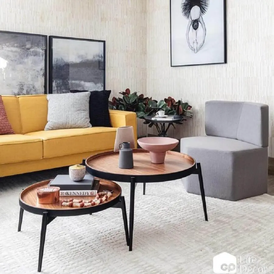 sala moderna decorada com sofá cor mostarda e poltrona cinza Foto GP Life Decor