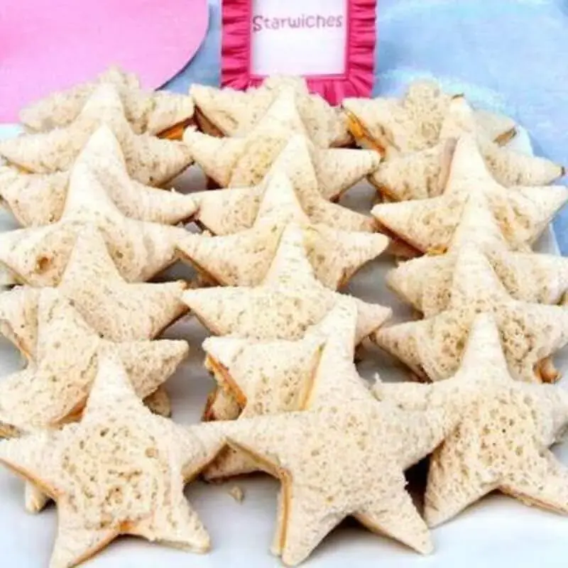 sanduíches em formato de estrelas para festa sereia Foto Mamãe Plugada