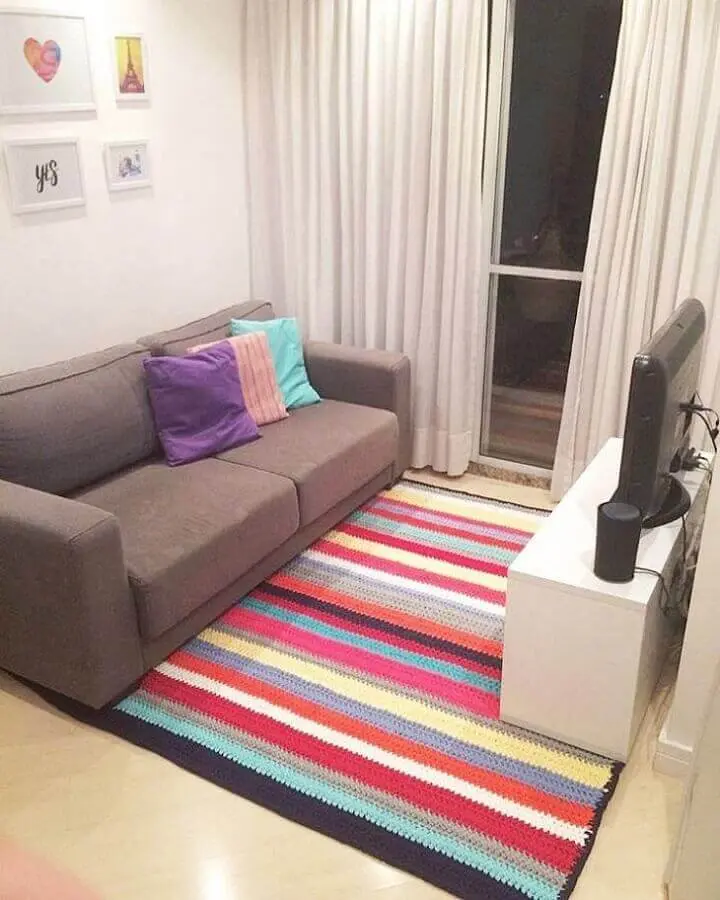 tapete de crochê para sala com listras coloridas Foto Leather Finish