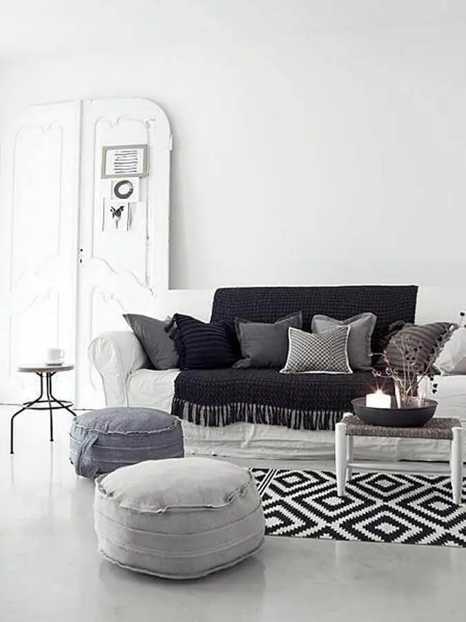 tapete de crochê para sala decorada em preto e branco Foto Muito Chique