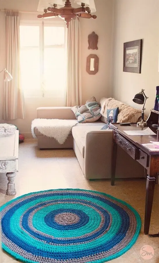tapete de crochê redondo para sala em tons de azul Foto Susimiu