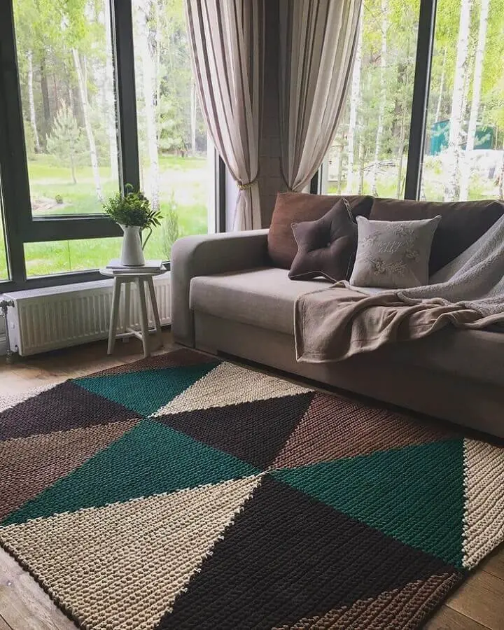 tapete de crochê retangular para sala com formas geométricas coloridas Foto Belkin Home