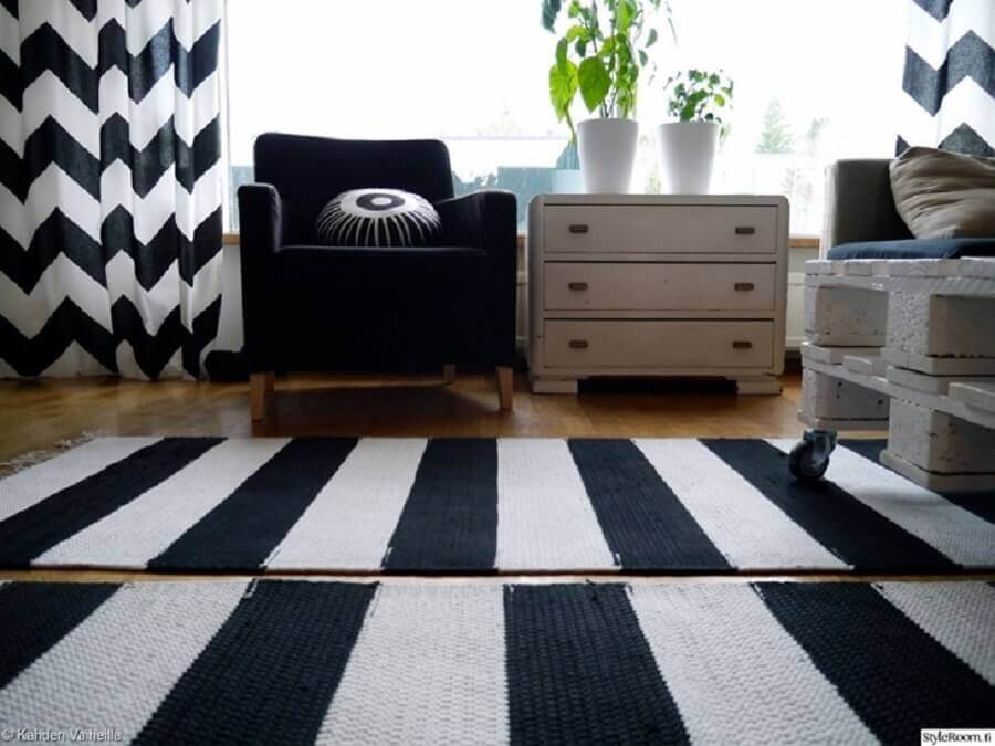 tapete de crochê retangular para sala com listra em preto e branco Foto Kanden Vaiheilla – Style Room