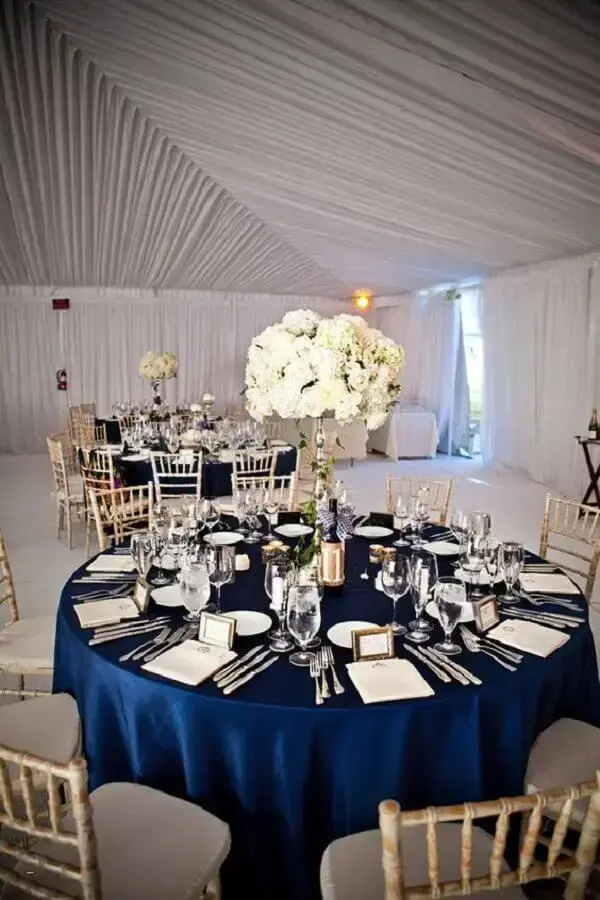 toalha azul e arranjo de rosas brancas para decoração de casamento Foto iCasei