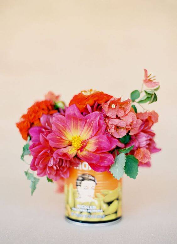 Vaso com flores de papel de seda coloridas