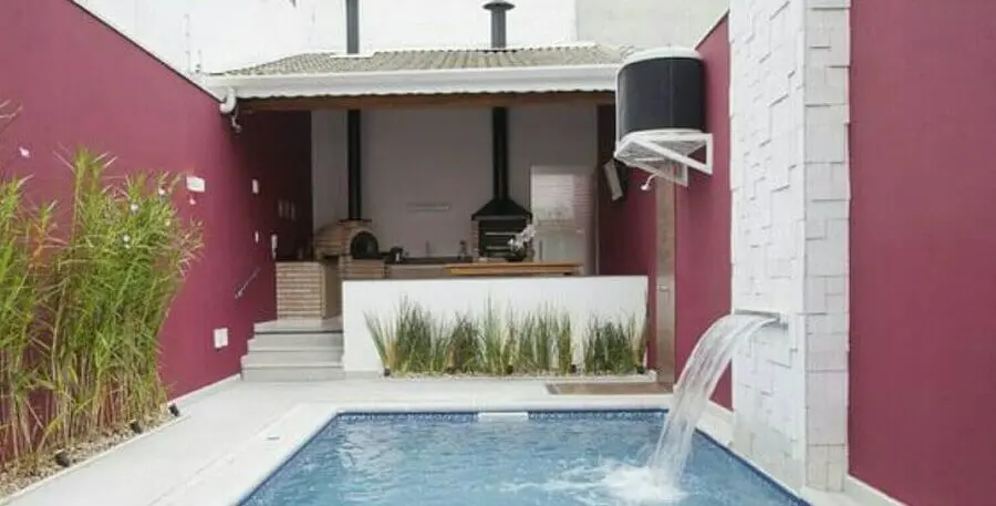 área gourmet pequena com piscina churrasqueira e cascata Foto Dicas Decor
