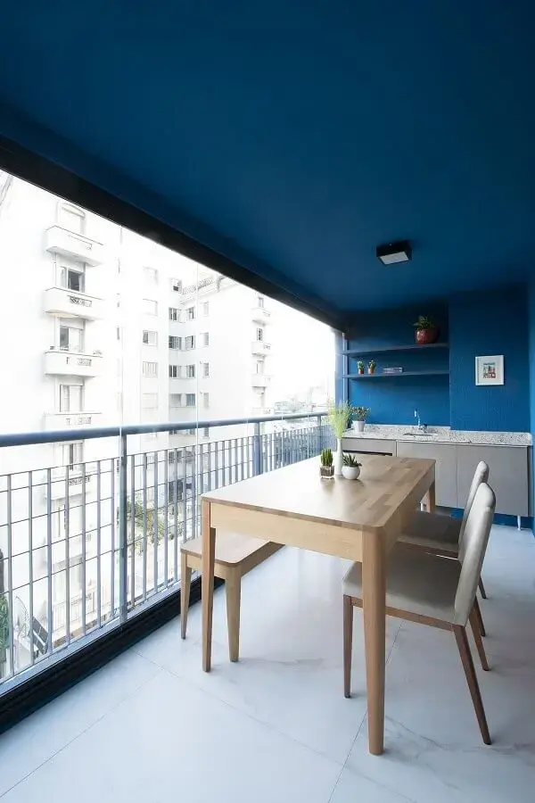 área gourmet pequena e simples decorada com paredes azuis Foto A.M Studio Arquitetura