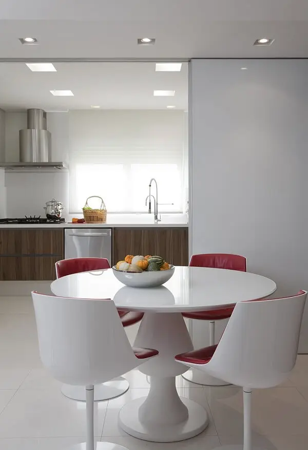 A cadeira giratória para cozinha branca se harmoniza facilmente na decoração