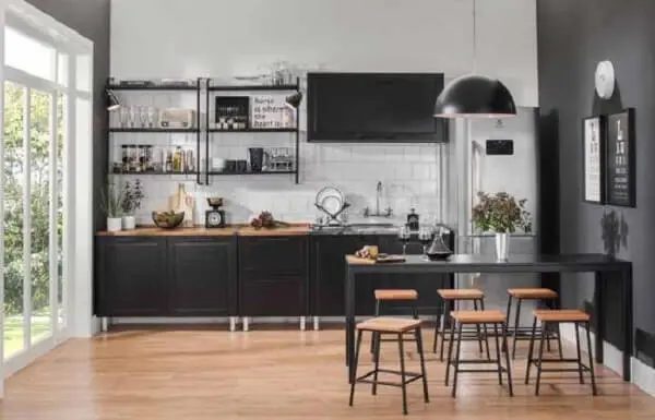 A cozinha modulada com armários pretos reflete sofisticação ao ambiente. Fonte: Pinterest