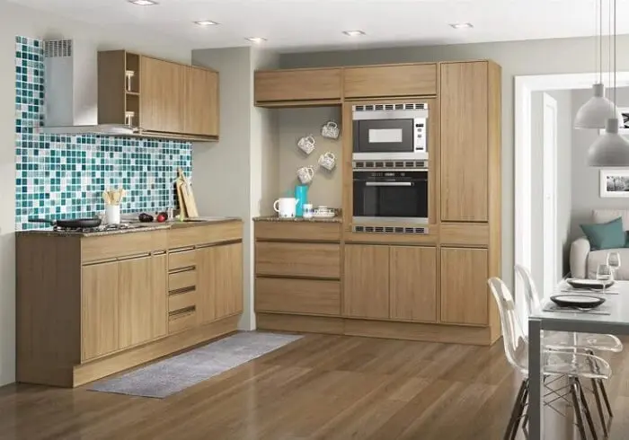 A cozinha modulada com variedade de armários garante espaço de sobra para guardar itens de cozinha. Fonte: Decibal