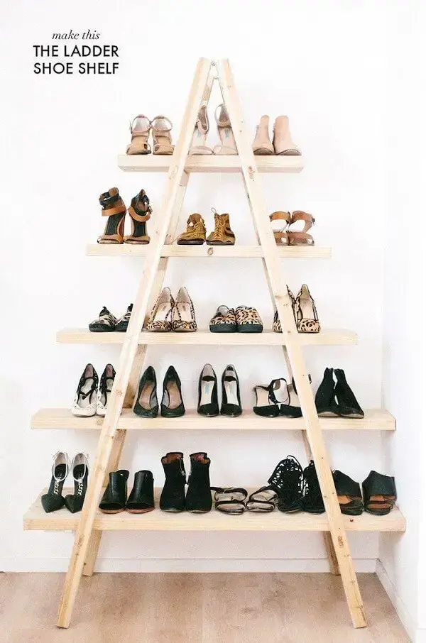 A estante escada é uma excelente opção para organizar os sapatos