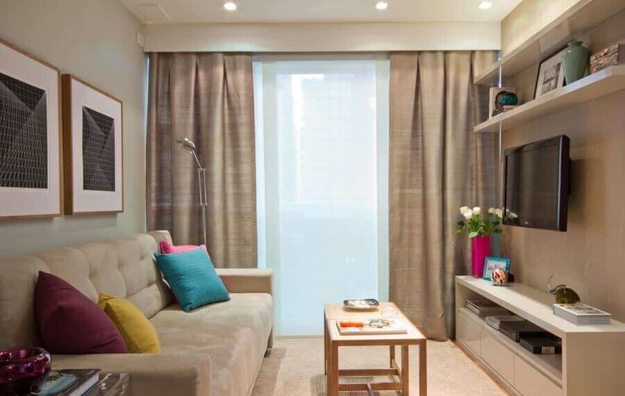 Almofadas coloridas para decoração de sala pequena com sofa bege Foto Marília Veiga Interiores