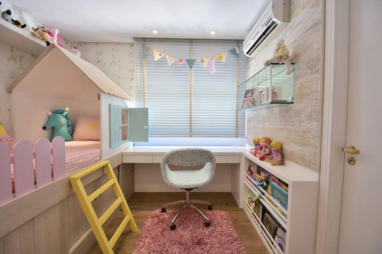 Ambiente com mobiliário infantil e tapete rosa