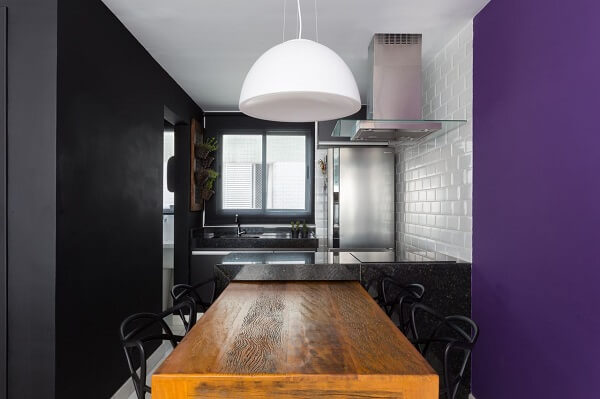 As cadeiras para cozinha na cor preta se harmonizam com as paredes coloridas