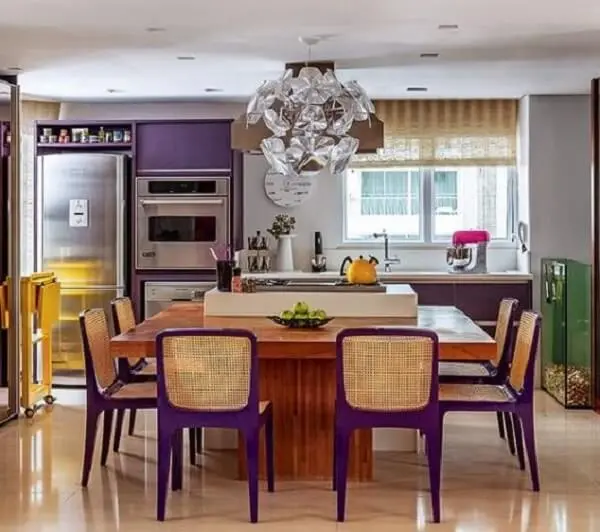 As cadeiras para cozinha roxa combinam com os móveis do ambiente