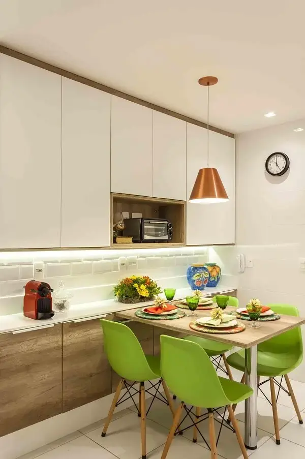 As cadeiras para cozinha verdes trazem descontração para o momento das refeições