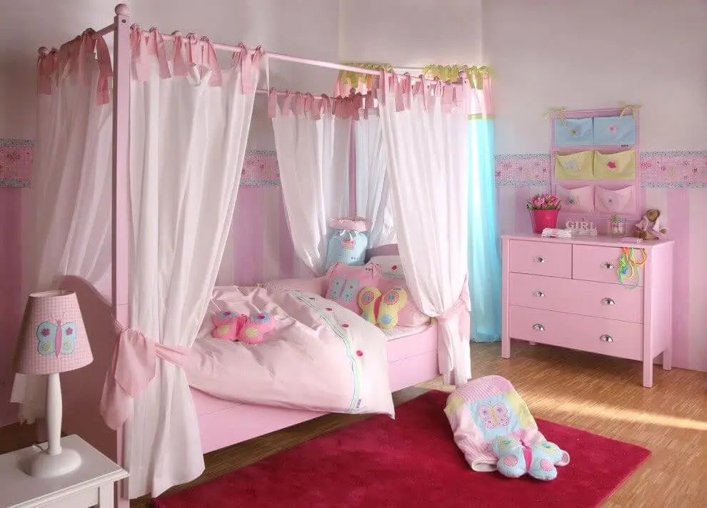 As laterais da cama infantil são fechadas com cortinas