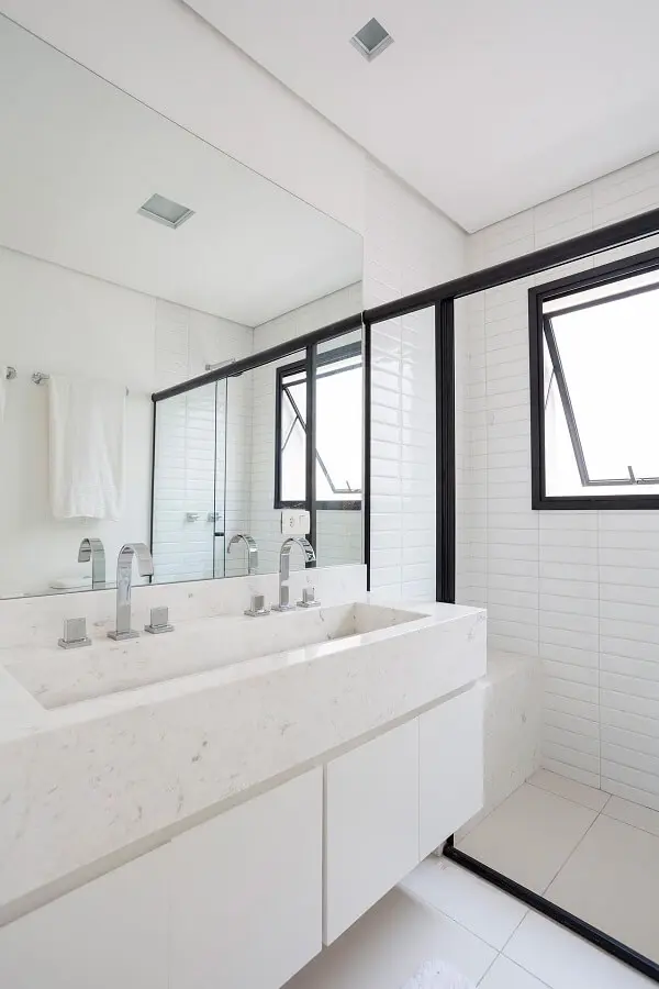 Bancada de mármore e box para banheiro transparente. Fonte: Tria Arquitetura