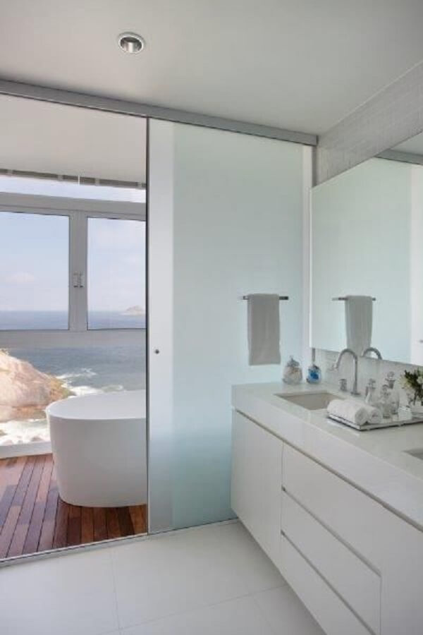 Box para banheiro com vidro jateado. Fonte: RAP Arquitetura e Interiores