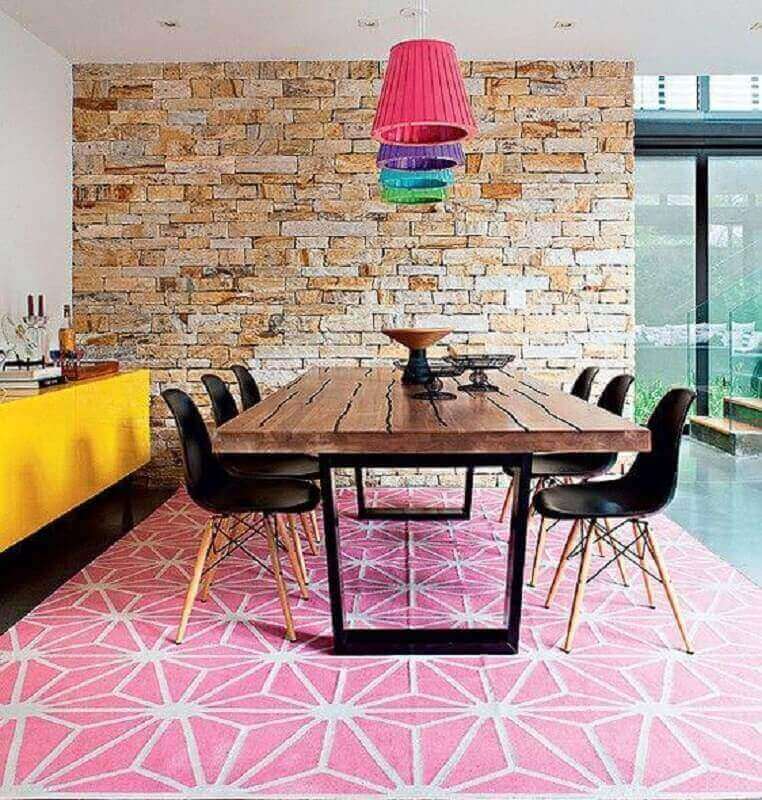 Buffet para sala de jantar decorada com mesa e parede rustica e tapete rosa Foto Anapi Tapetes