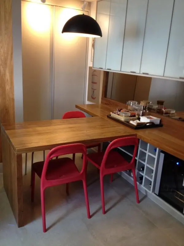 Cadeiras para cozinha vermelhas e móveis planejados de madeira