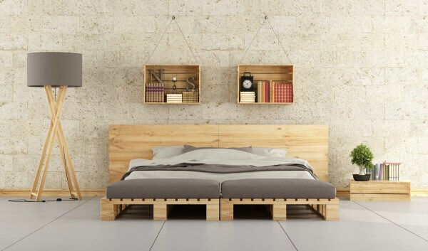 Caixotes de madeira podem ser pendurados na parede servindo de prateleiras