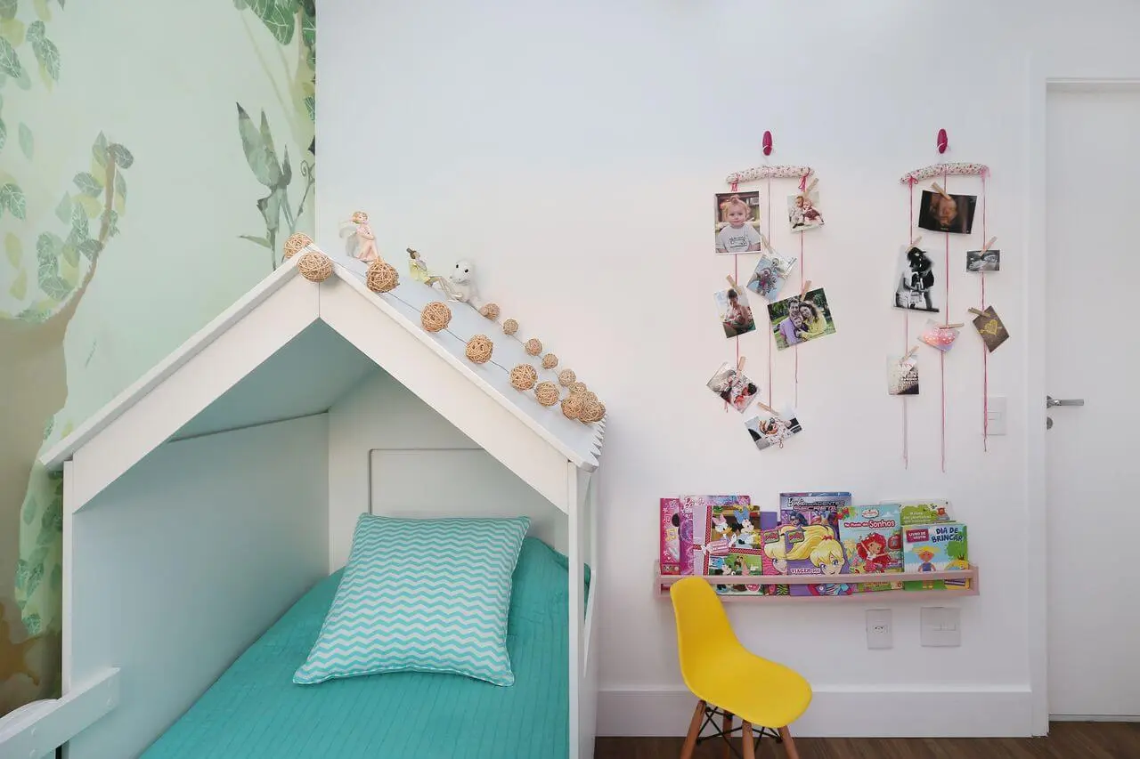 Cama infantil casinha e papel de parede floresta para a decoração do quarto