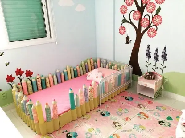 Cama infantil criativa com grades feitas em formato de lápis