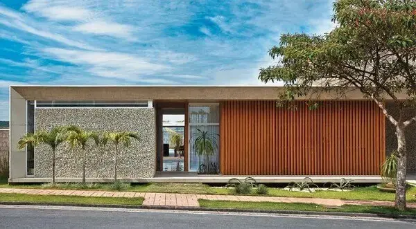 Casa contemporânea térrea fachada de madeira