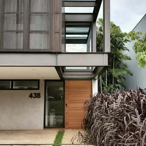 Casa contemporânea fachada porta de madeira