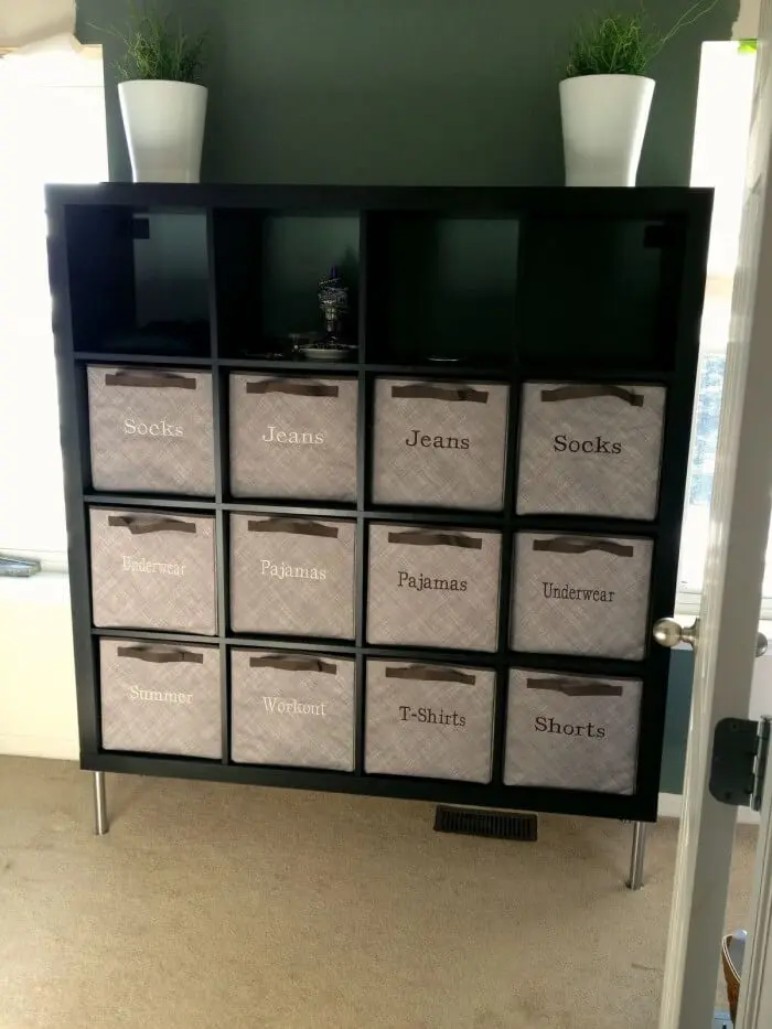 Caso você queira guardar os pertences que seu filho não levou na mudança, procure usar caixas organizadoras
