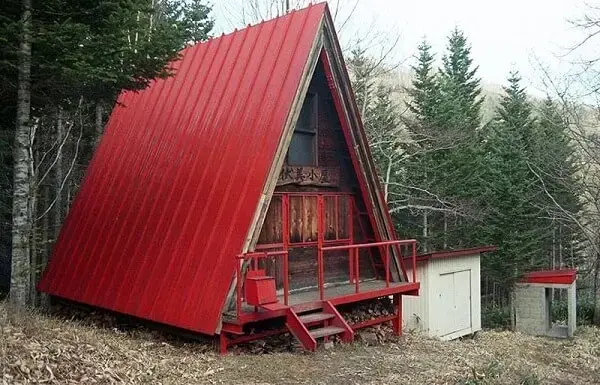 Chalé de madeira com telhado vermelho