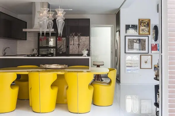 Conjunto de cadeiras amarelas modernas para cozinha chamam a atenção