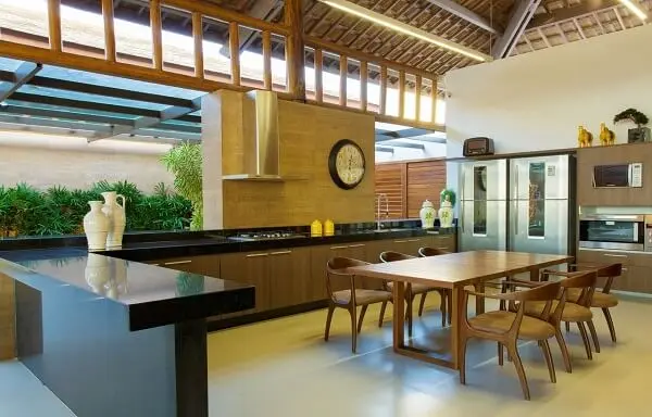 Cozinha rústica com mesa e cadeiras de madeira