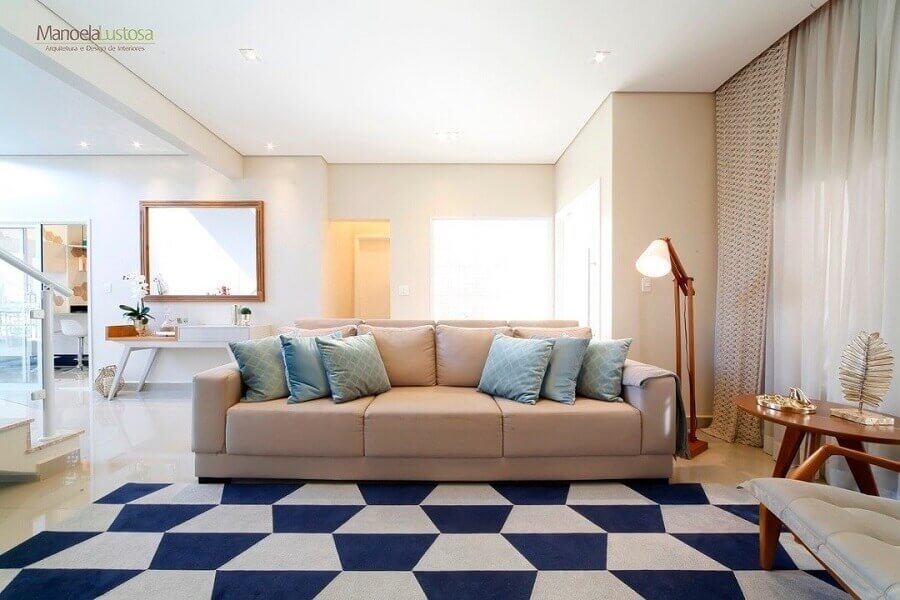 Decoração de sala com sofá bege e tapete geométrico Foto Manoela & Gabriela ArqDesign