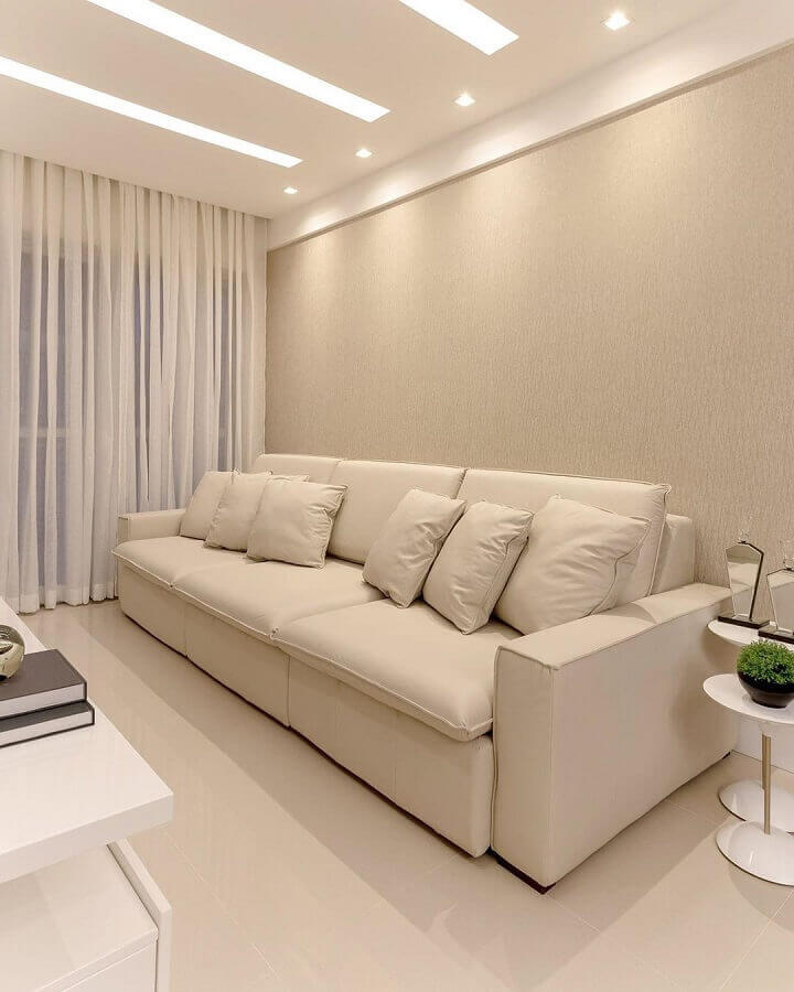 Decoração monocromática para sala com sofá bege Foto Rafaella Nogueira Arquitetura