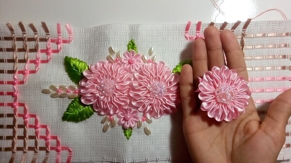 Flor de cetim aplicação toalhas