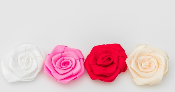 Flor de cetim branco rosa vermelho e amarelo