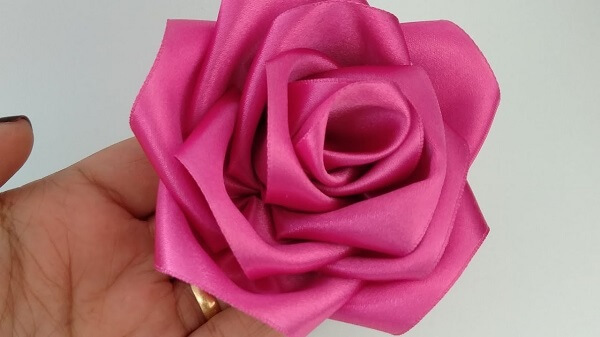 Flor de cetim rosa grande