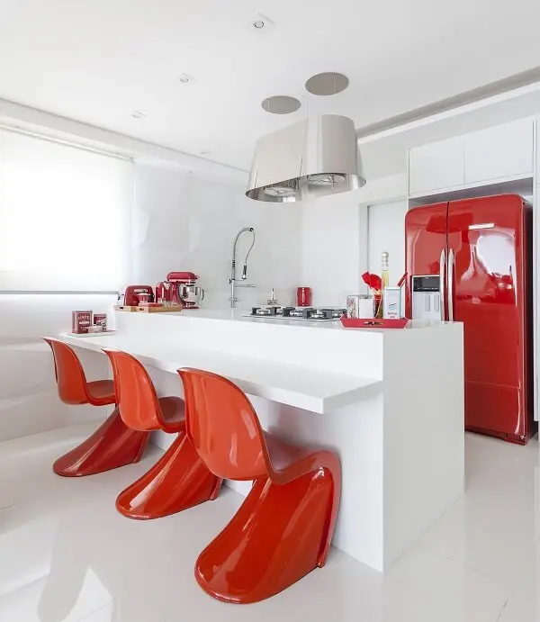 Geladeira retrô e cadeiras para cozinha criativas decoram o ambiente