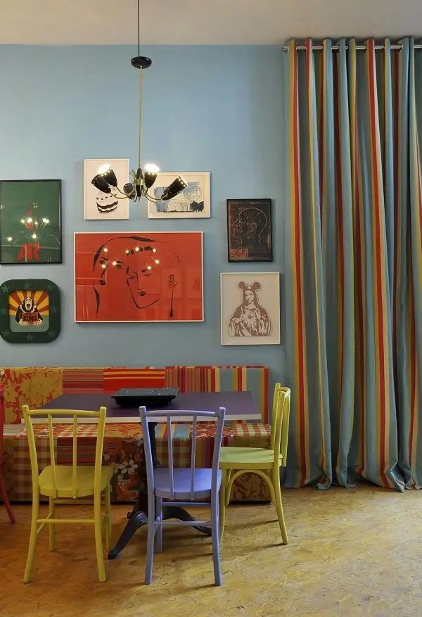 Mesa azul e cadeiras coloridas para cozinha alegram o ambiente