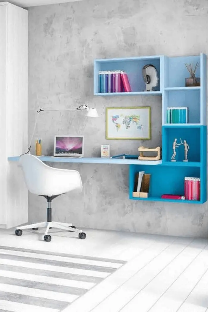 Modelo de escrivaninha com estante em degradê azul. Fonte: Pinterest