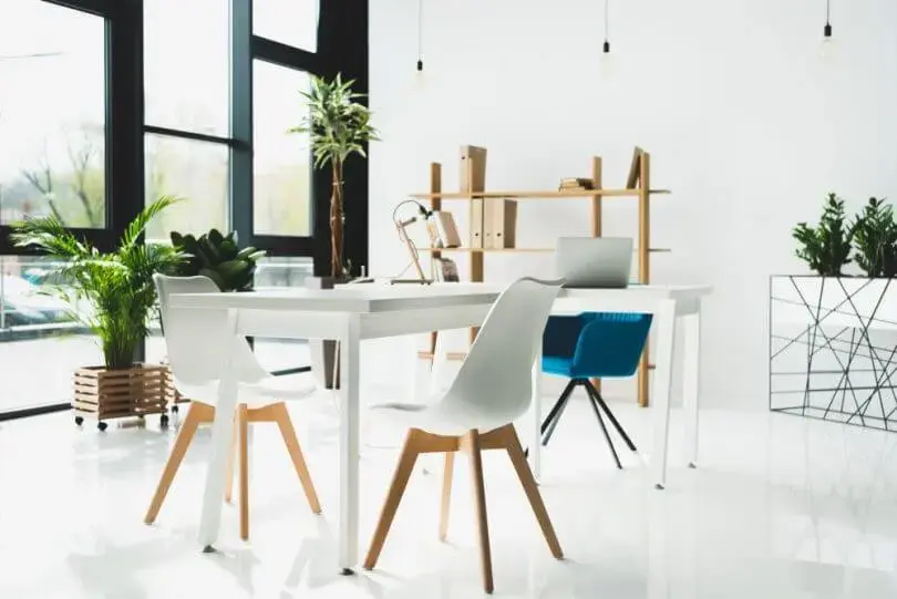 Móveis para escritório cadeiras brancas