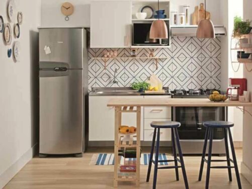 O balcão americano completa a decoração da cozinha modulada. Fonte: Pinterest