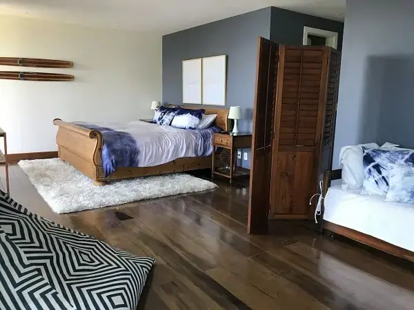 O biombo de madeira separa as camas do dormitório