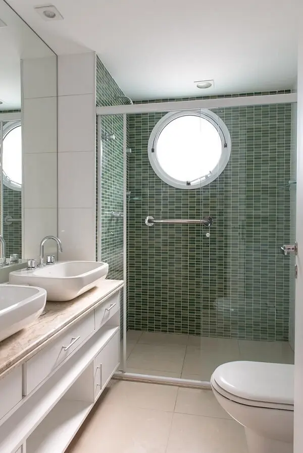 O box para banheiro transparente permite a visão completa do revestimento verde na parede. Fonte: AH! SIM