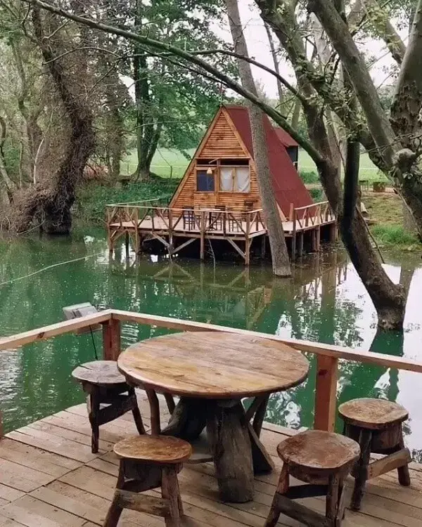 O chalé de madeira foi construído em cima do lago